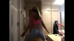 Athletic blonde teen in jeggings shaking ass on webcam